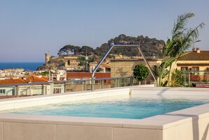 Una piscina cubierta, 3 piscinas al aire libre, sombrillas, tumbonas