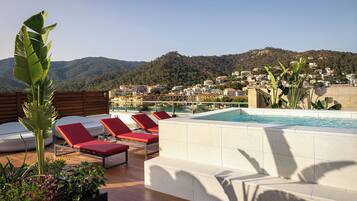 Innendørsbasseng,3 utendørsbassenger, bassengparasoller og solsenger