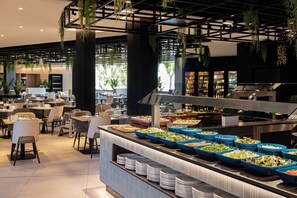 Phục vụ bữa sáng, bữa trưa và bữa tối 