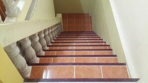 Un escalier composé d’une série de marches et de balustres.