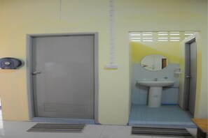 Shower, free toiletries, hair dryer, towels - Seventeen Hostel (Ko Pha-ngan)