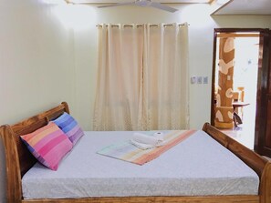 Desk, rollaway beds, free WiFi, bed sheets - Big Creek Mansion (El Nido)