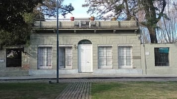 Vista frontal de la propiedad