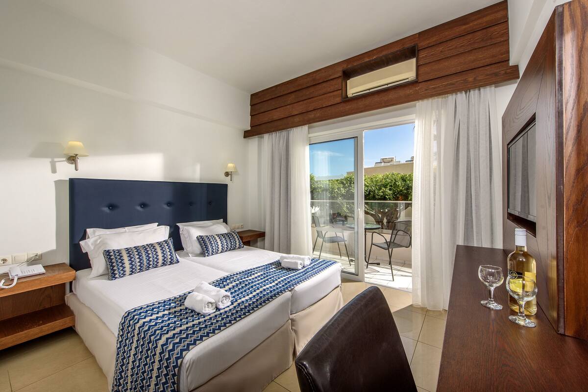 In-room safe, blackout curtains