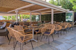 3 barer/lounger och 3 poolbarer