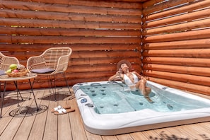 Superior Double Room with External Whirlpool | Caja de seguridad en la habitación y cortinas blackout