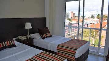Habitación estándar, 2 camas individuales | Minibar, caja fuerte, cortinas opacas y cunas gratuitas