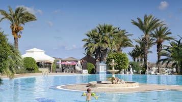 Piscina coperta, piscina stagionale all'aperto, ombrelloni da piscina