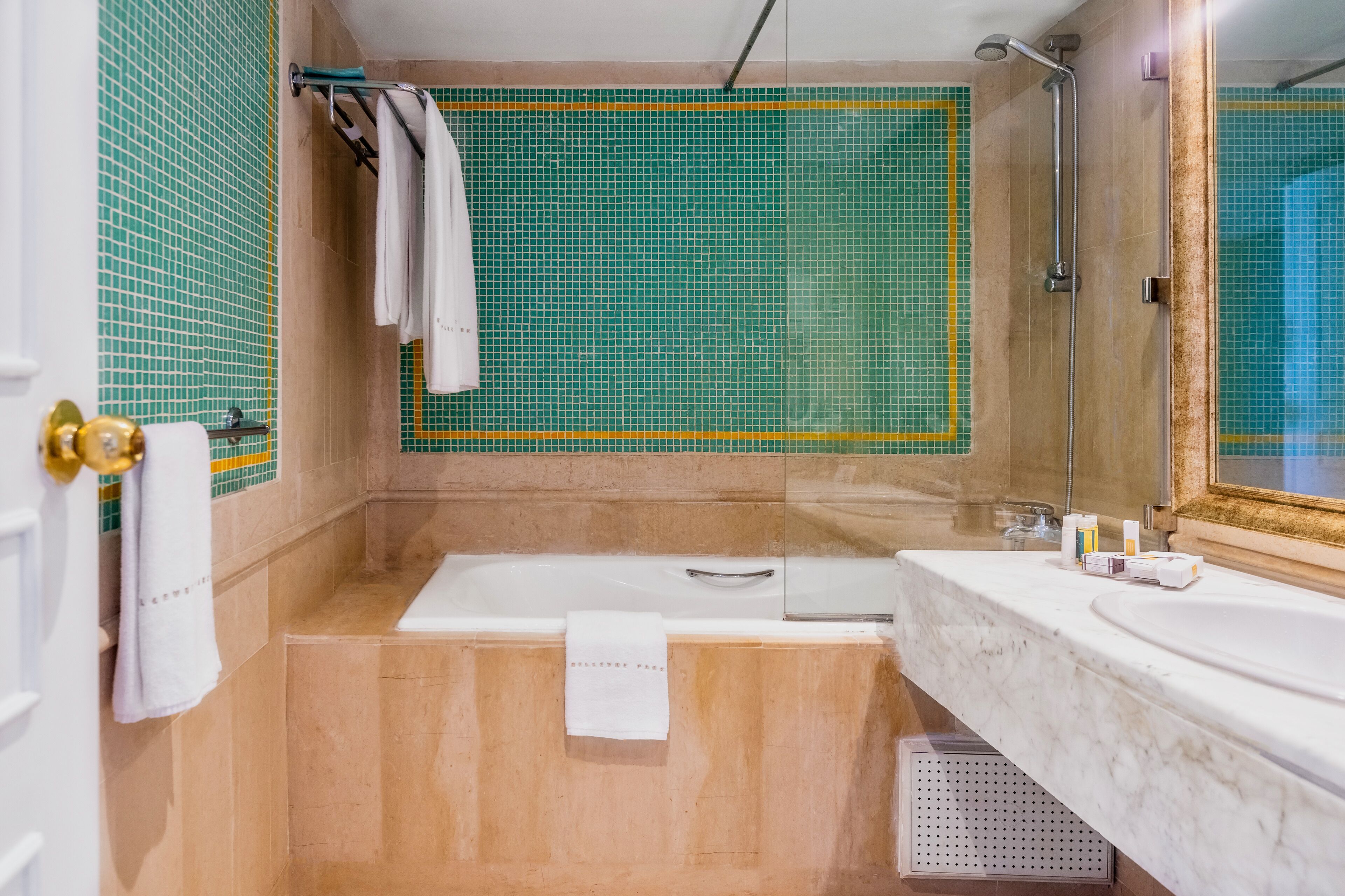 Une salle de bain avec une baignoire, une douche et un lavabo.