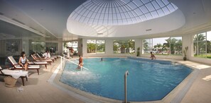 2 piscinas techadas, 2 piscinas al aire libre, sombrillas