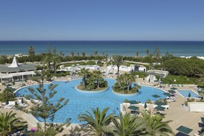 2 piscines couvertes, 2 piscines extérieures, parasols de plage