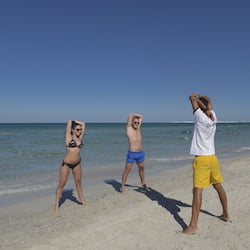 Praia particular, espreguiçadeiras, guarda-sóis