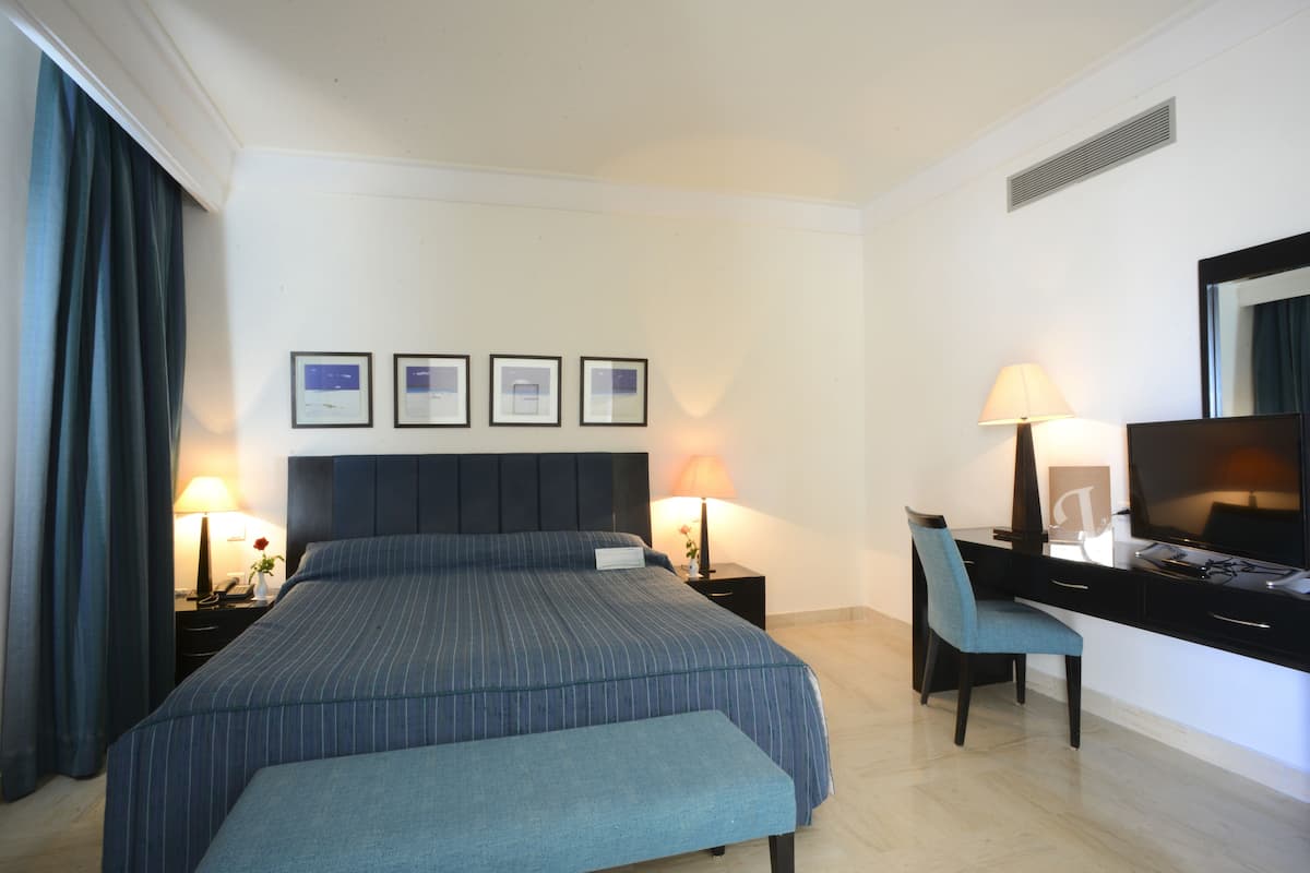 Een minibar, een kluis op de kamer, gratis wifi