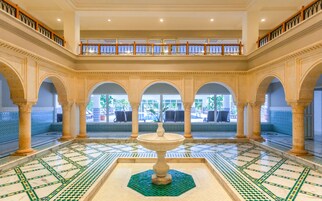 Salas de tratamiento para parejas, un sauna, una bañera de hidromasaje