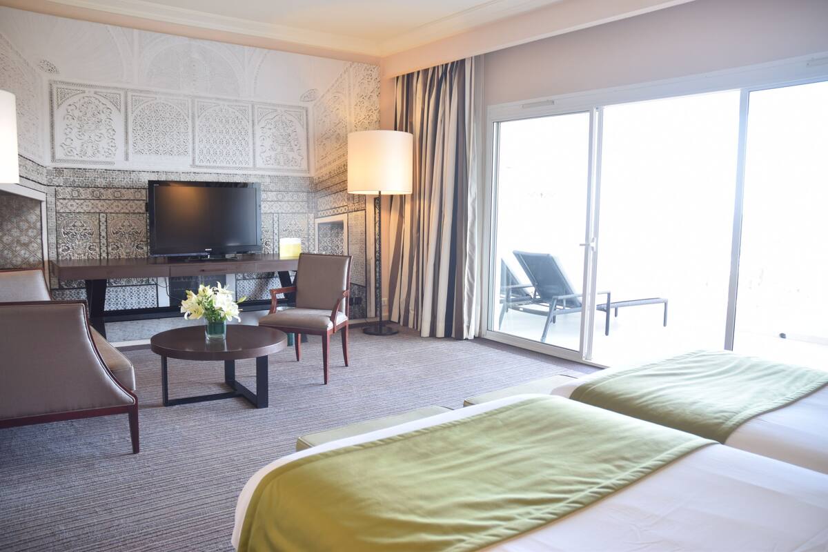 Egyptian cotton sheets, premium bedding, pillowtop beds, minibar