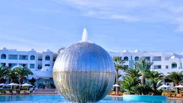 Piscine intérieure, piscine extérieure en saison, parasols
