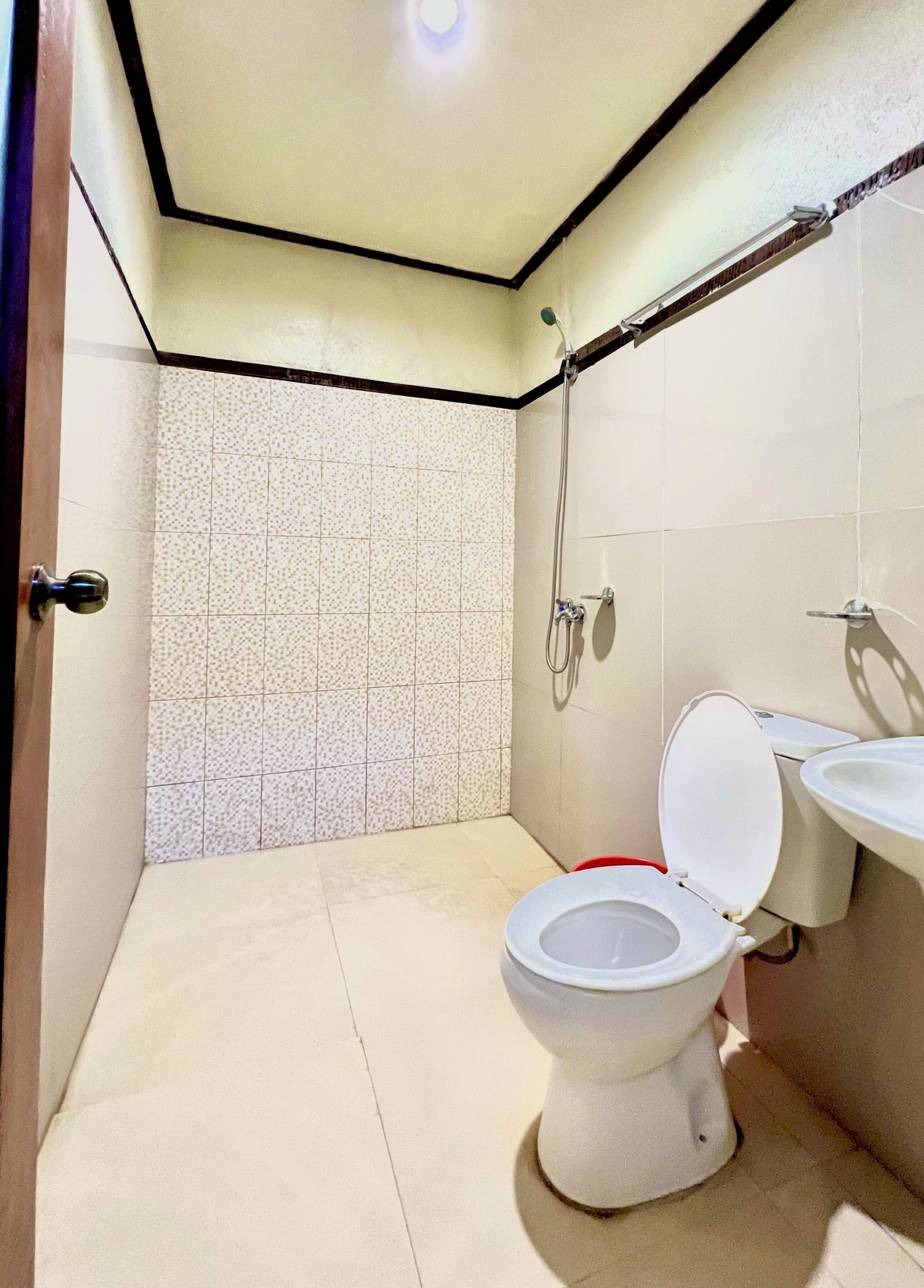 Ein kleines Badezimmer mit Toilette, Waschbecken und Dusche.