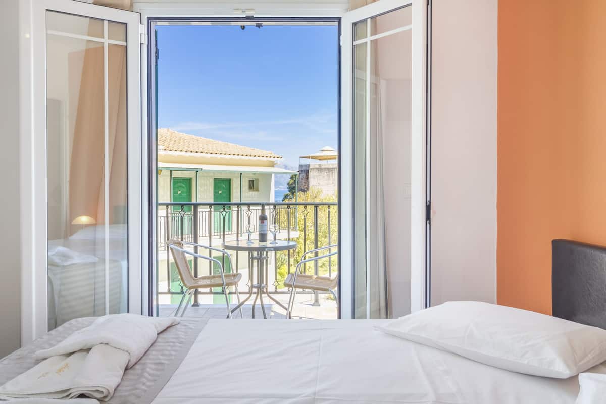 basic double room | 1 bedroom, minibar, in-room safe, blackout curtains