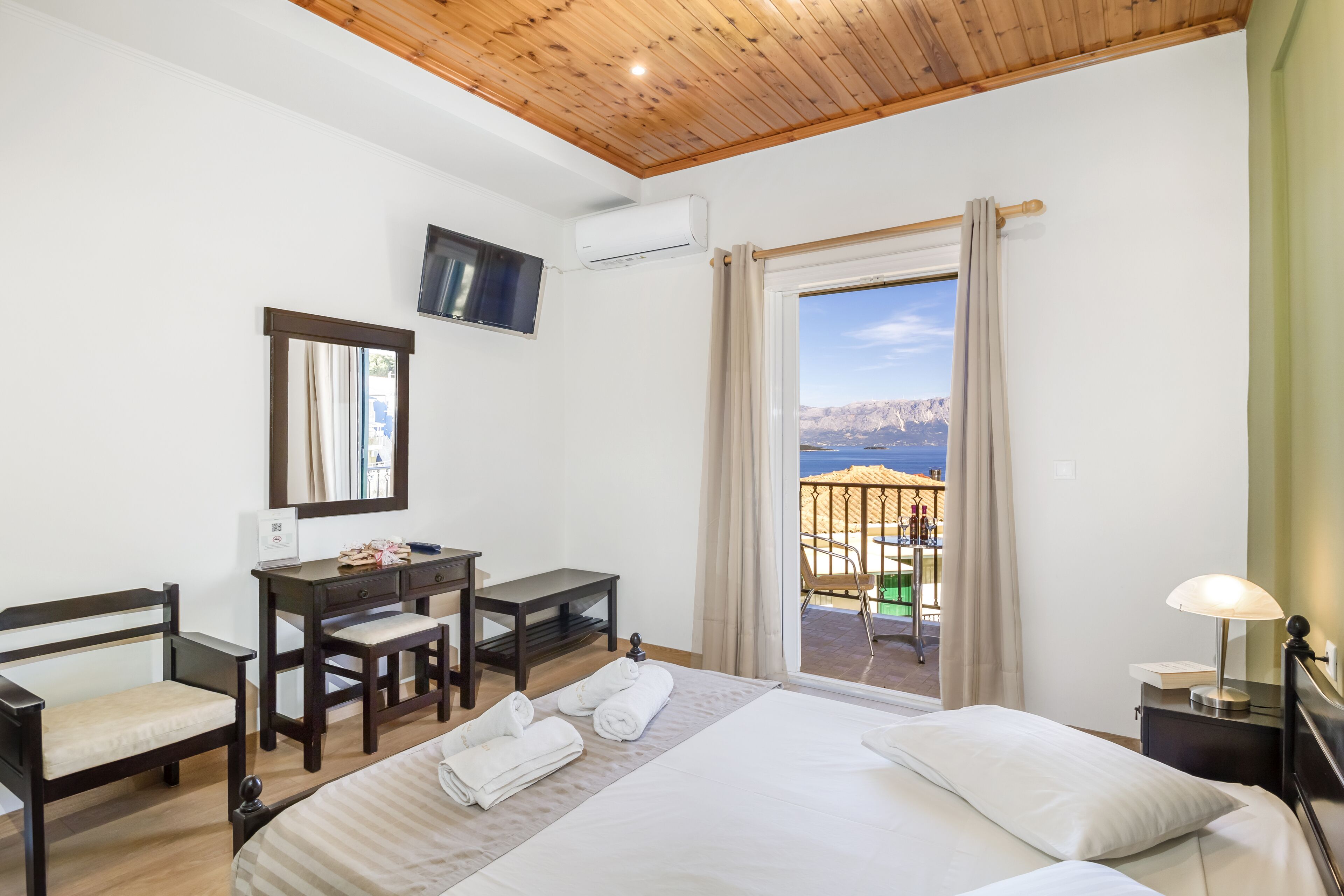 double room | 1 bedroom, minibar, in-room safe, blackout curtains