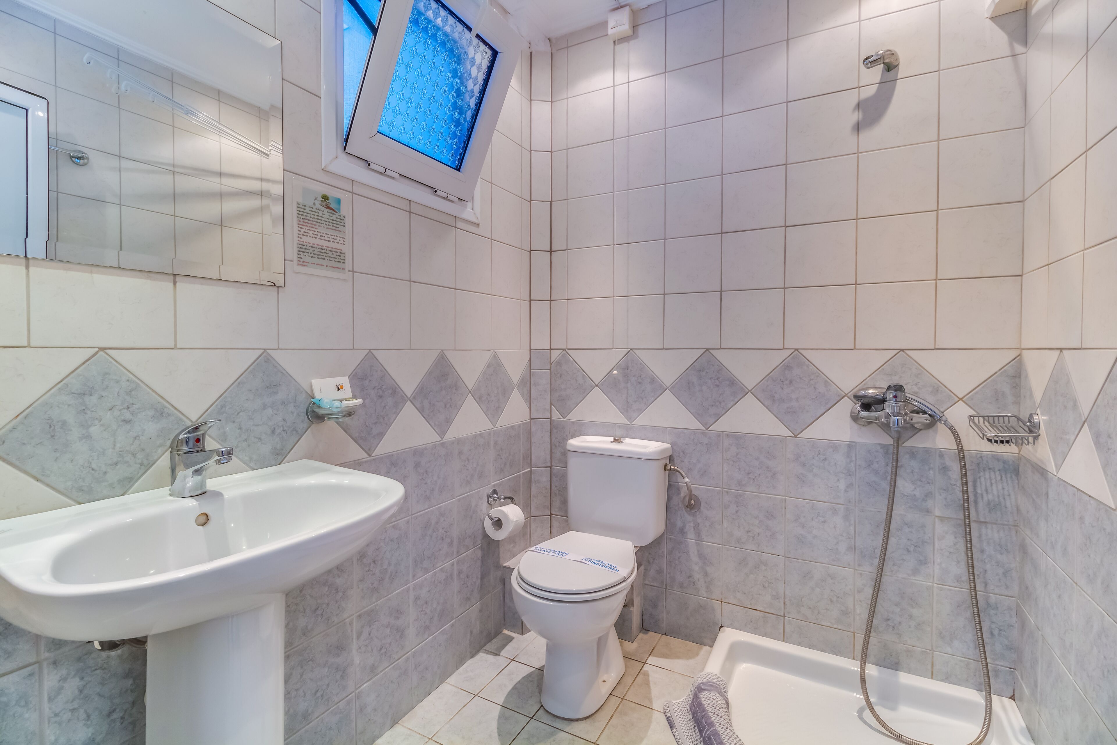 superior room, sea view | bathroom | shower, free toiletries, hair dryer, towels