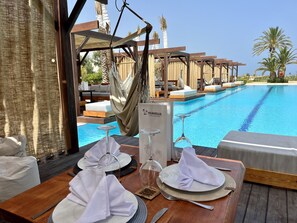 Una piscina techada, 2 piscinas al aire libre, sombrillas