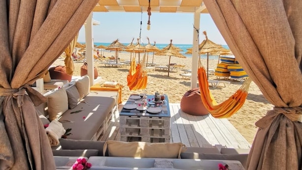 A beach cabana with a view of the beach, wooden deck, and beach chairs. - hôtel Sentido Marillia Resort & Spa (Hammamet)