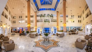 A spacious lobby with high ceilings, large windows, and a central chandelier. - hôtel Sentido Marillia Resort & Spa (Hammamet)