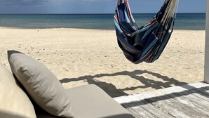 A beach view with a hammock and a cushioned seating area. - hôtel Sentido Marillia Resort & Spa (Hammamet)