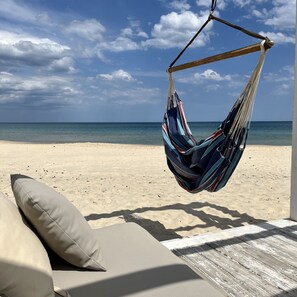 Na praia, prática de mergulho autônomo, prática de vôlei de praia 