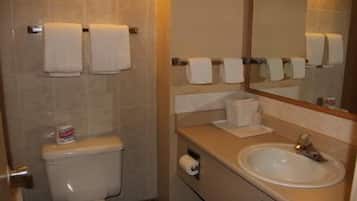 Handuk, sabun, sampo, dan tisu toilet
