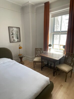 Habitación estándar, 1 cama Queen size | Ropa de cama de alta calidad y decoración personalizada 
