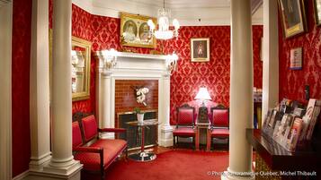 Coin salon dans le hall