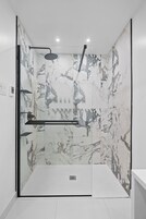 家庭双人房, 2 张双人床, 一层 | 浴室 | 免费洗浴用品、吹风机、毛巾