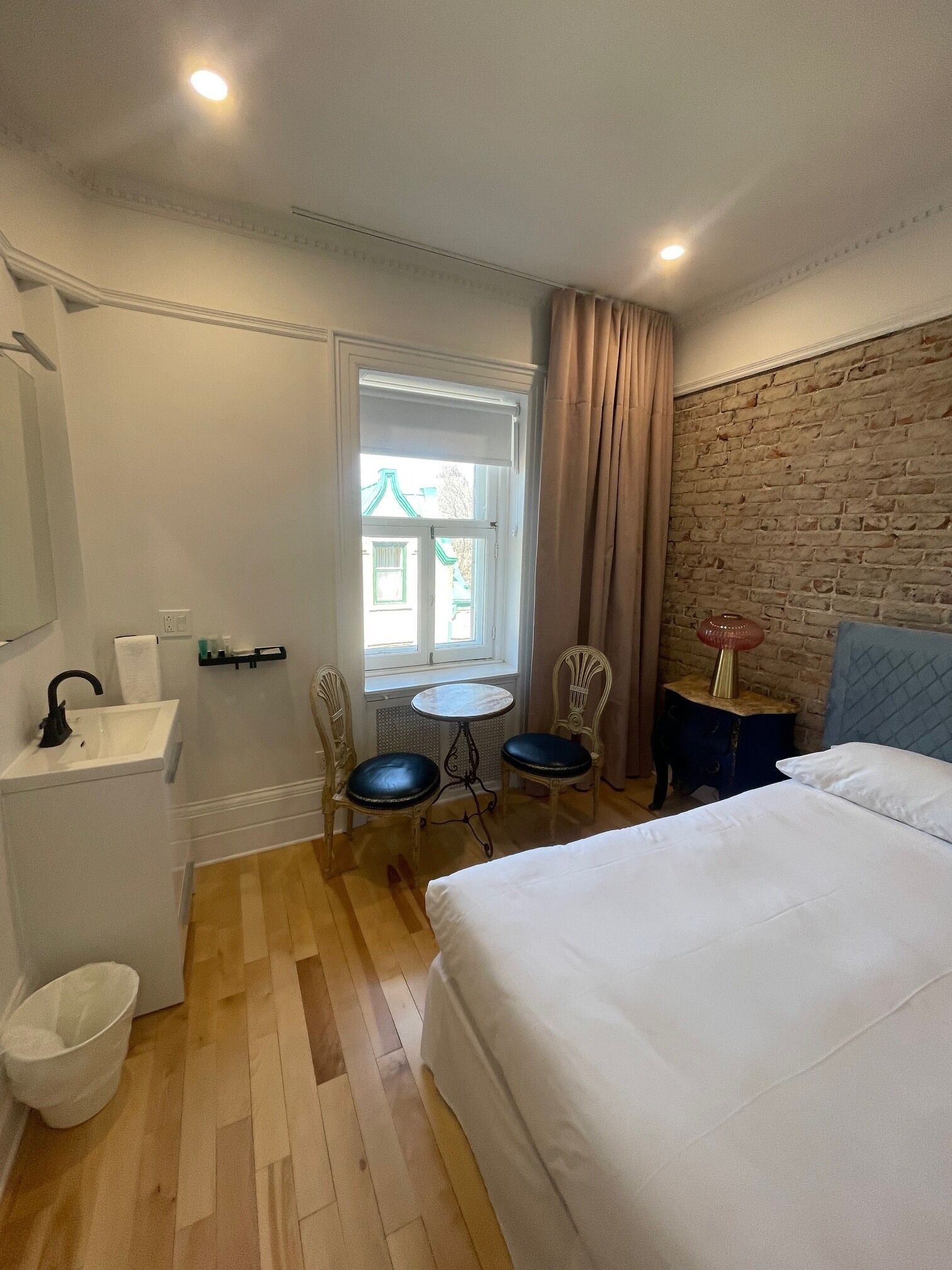 Standard Room, 1 Queen Bed | Premium bedding, individually decorated, individually furnished