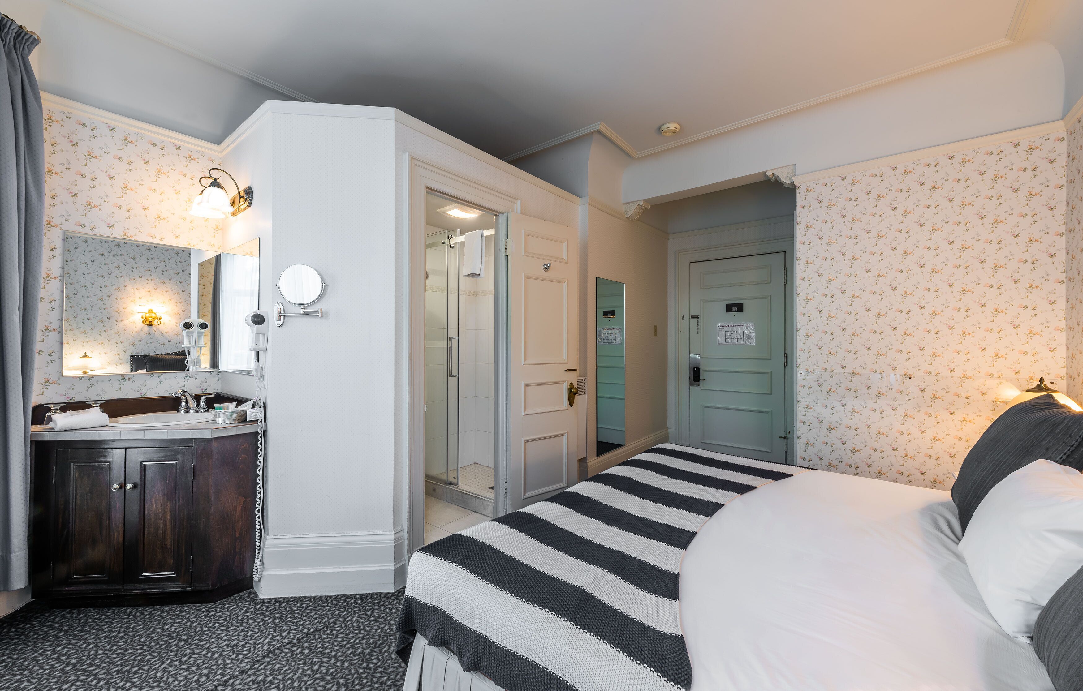 panoramic room, 1 king bed | premium bedding, individually decorated, individually furnished