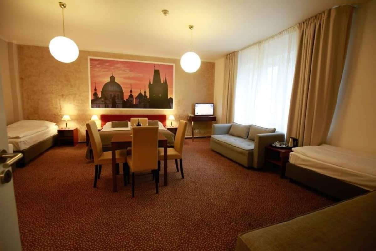 Familienzimmer | Minibar, Zimmersafe, Schreibtisch, laptopgeeigneter Arbeitsplatz