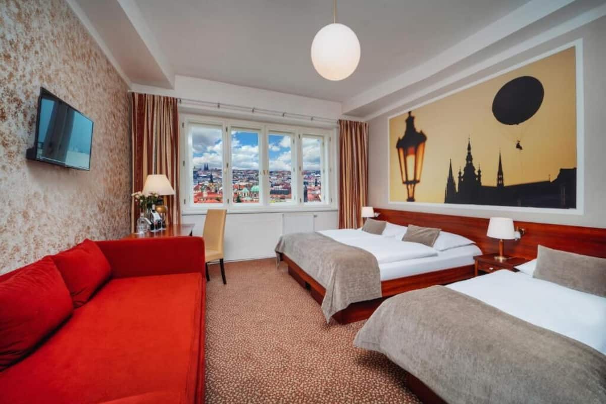 Minibar, cassaforte in camera, una scrivania, postazione laptop