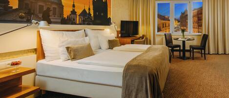 Minibar, pengeskab på værelset, skrivebord