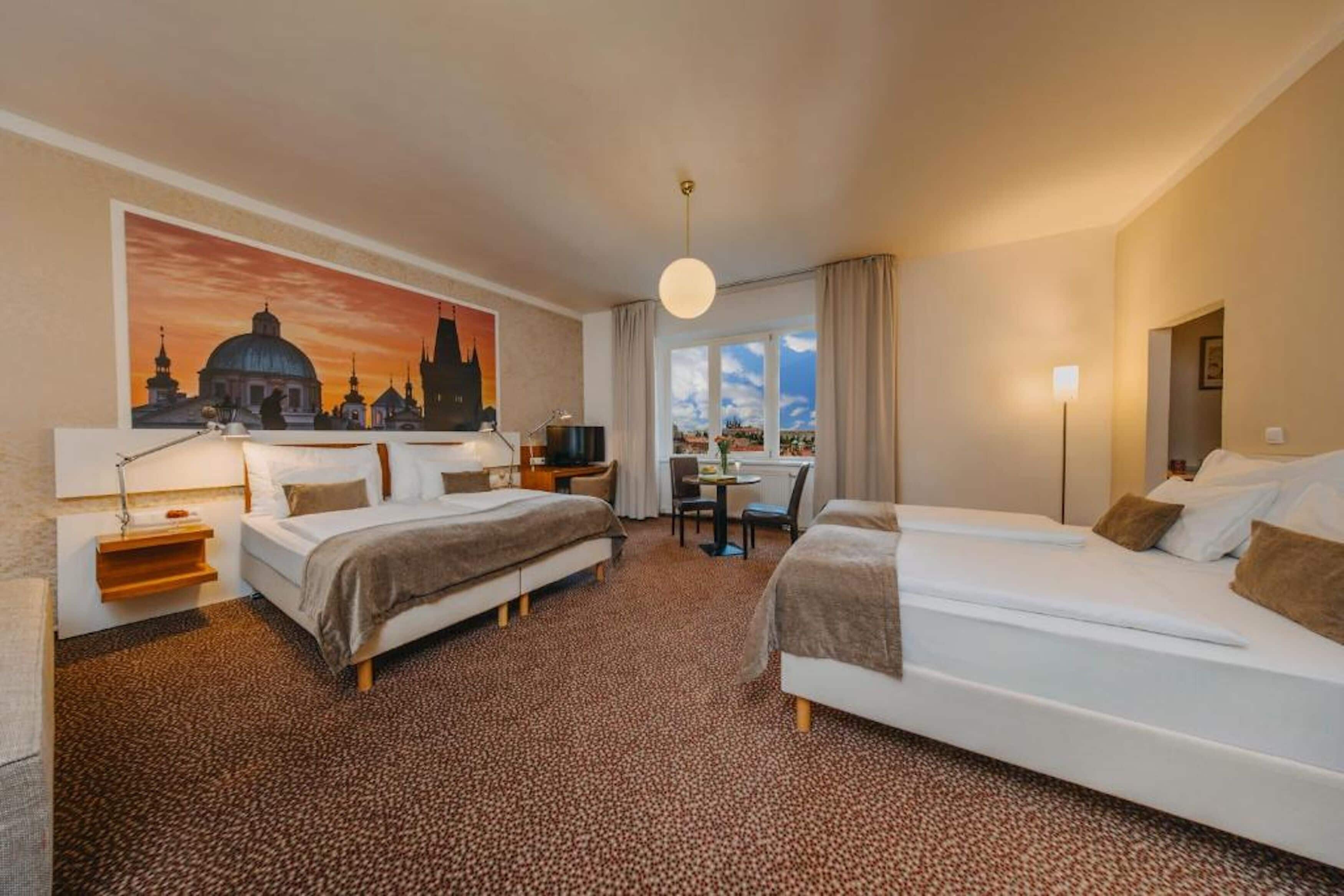 Chambre Familiale | Minibar, coffres-forts dans les chambres, bureau