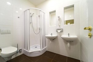 Superior Double or Twin Room | Bathroom | Shower, free toiletries, hair dryer, towels - Metropolitan Old Town Hotel - Czech Leading Hotels (Prague)