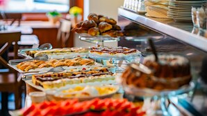 Un buffet proposant une variété de desserts et de pâtisseries.
