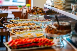 Café da manhã com buffet todos os dias mediante uma taxa