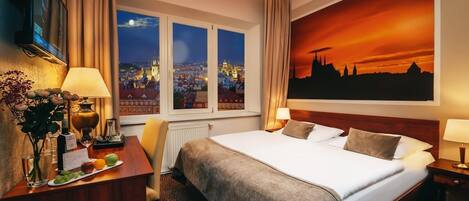 Frigobar, cofres nos quartos, escrivaninha