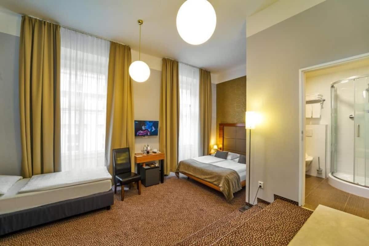 Dreibettzimmer | Minibar, Zimmersafe, Schreibtisch, laptopgeeigneter Arbeitsplatz