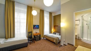 Dreibettzimmer | Minibar, Zimmersafe, Schreibtisch, laptopgeeigneter Arbeitsplatz