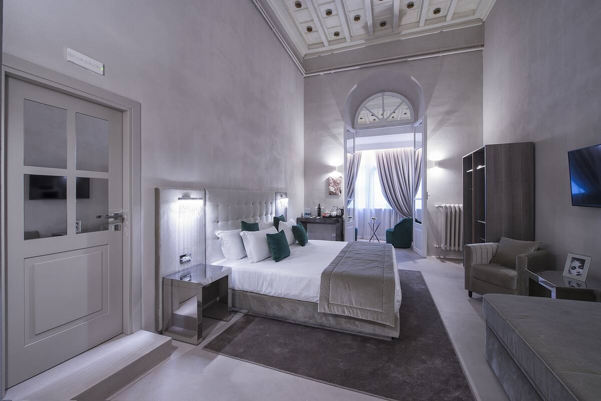 Egyptian cotton sheets, premium bedding, down comforters, minibar
