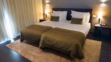 Minibar, caja de seguridad en la habitación y escritorio