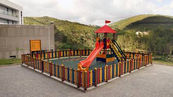 Área de juegos infantiles al aire libre