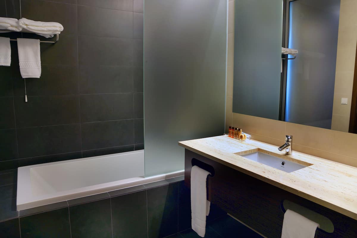 bathtub, rainfall showerhead, free toiletries, hair dryer