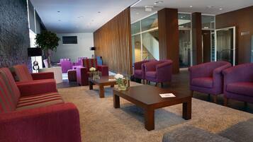 Área de estar no saguão